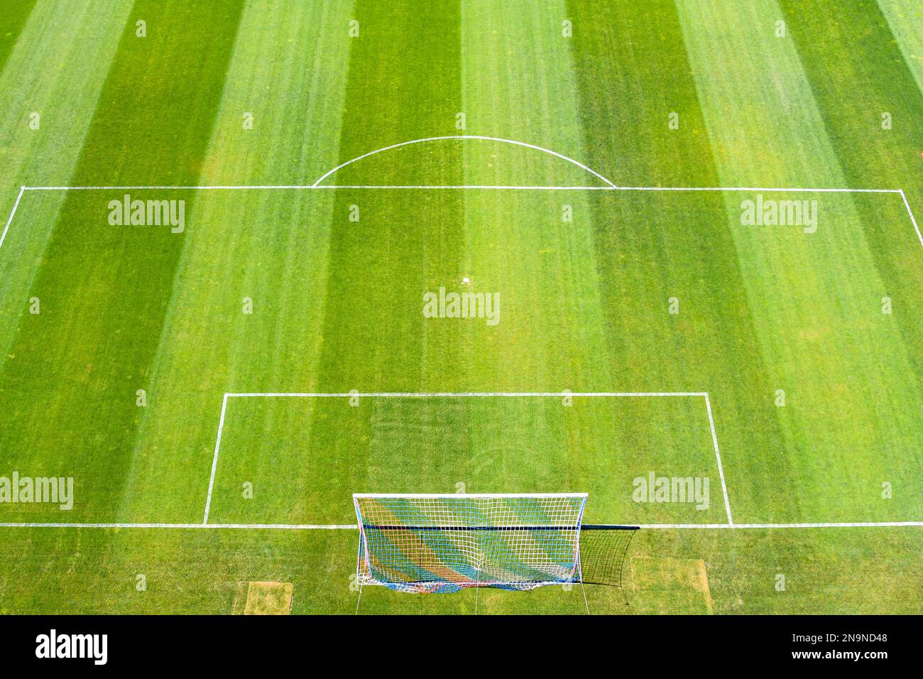 Fußballfeld mit Tor und Elfmeterbereich von oben Stockfoto