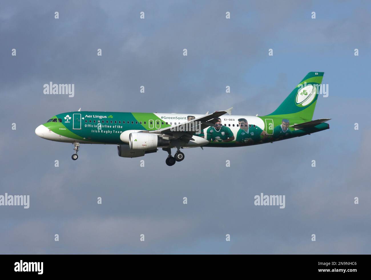Ein Airbus A320 von Aer Lingus in einem speziellen Farbschema, das das irische Rugby-Team feiert, trifft am Flughafen London Gatwick ein Stockfoto