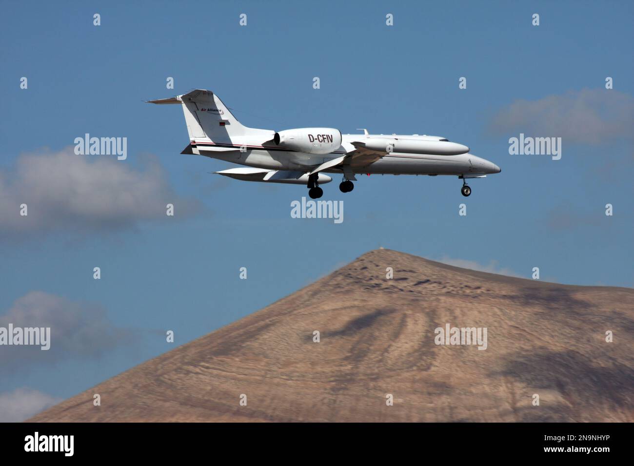 Ein Learjet 35A von Air Alliance nähert sich dem Flughafen Lanzarote Arrecife Stockfoto