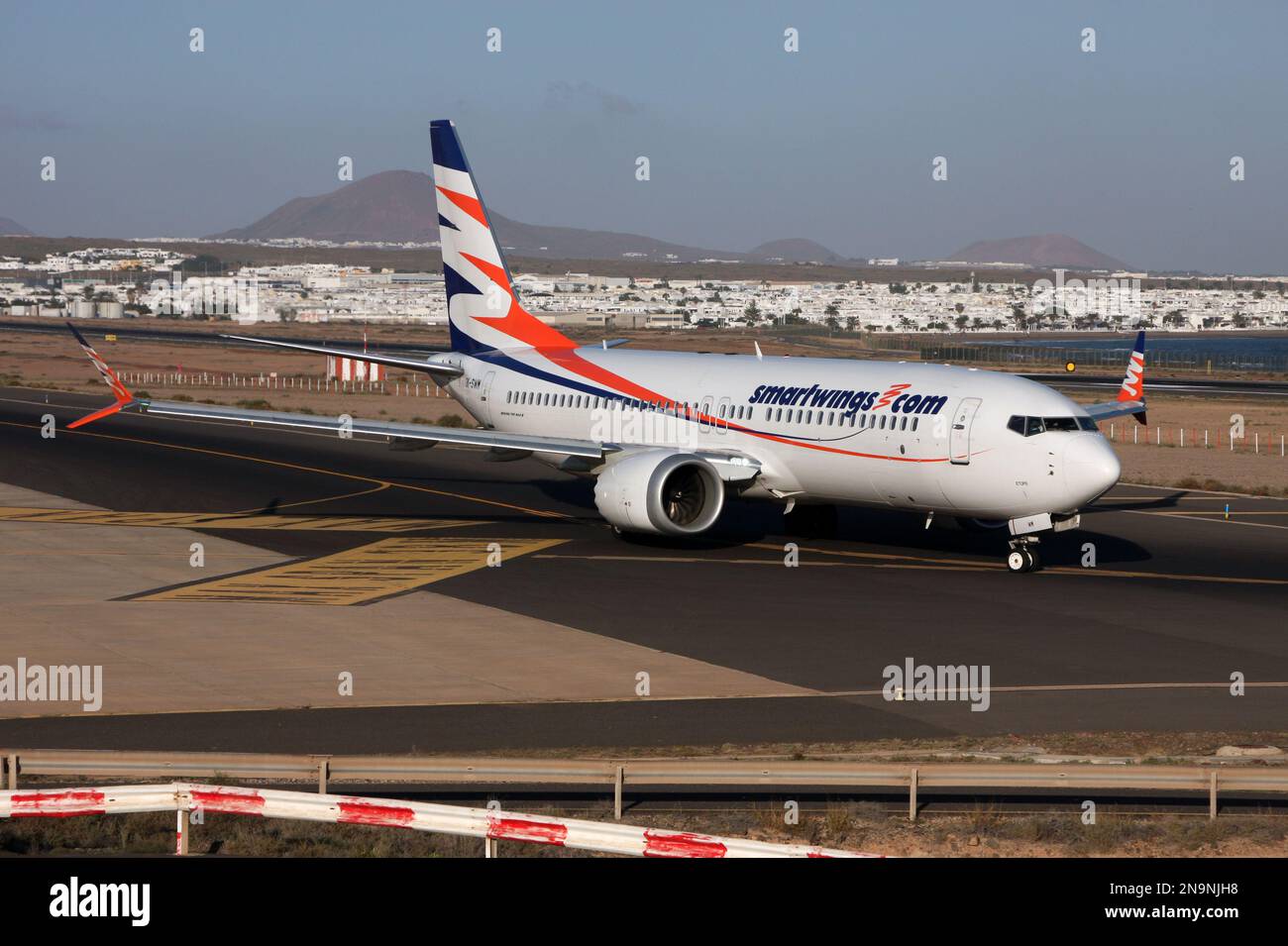 Eine Boeing 737-8 AX von SmartWings wartet auf den Abflug vom Flughafen Lanzarote Arrecife Stockfoto