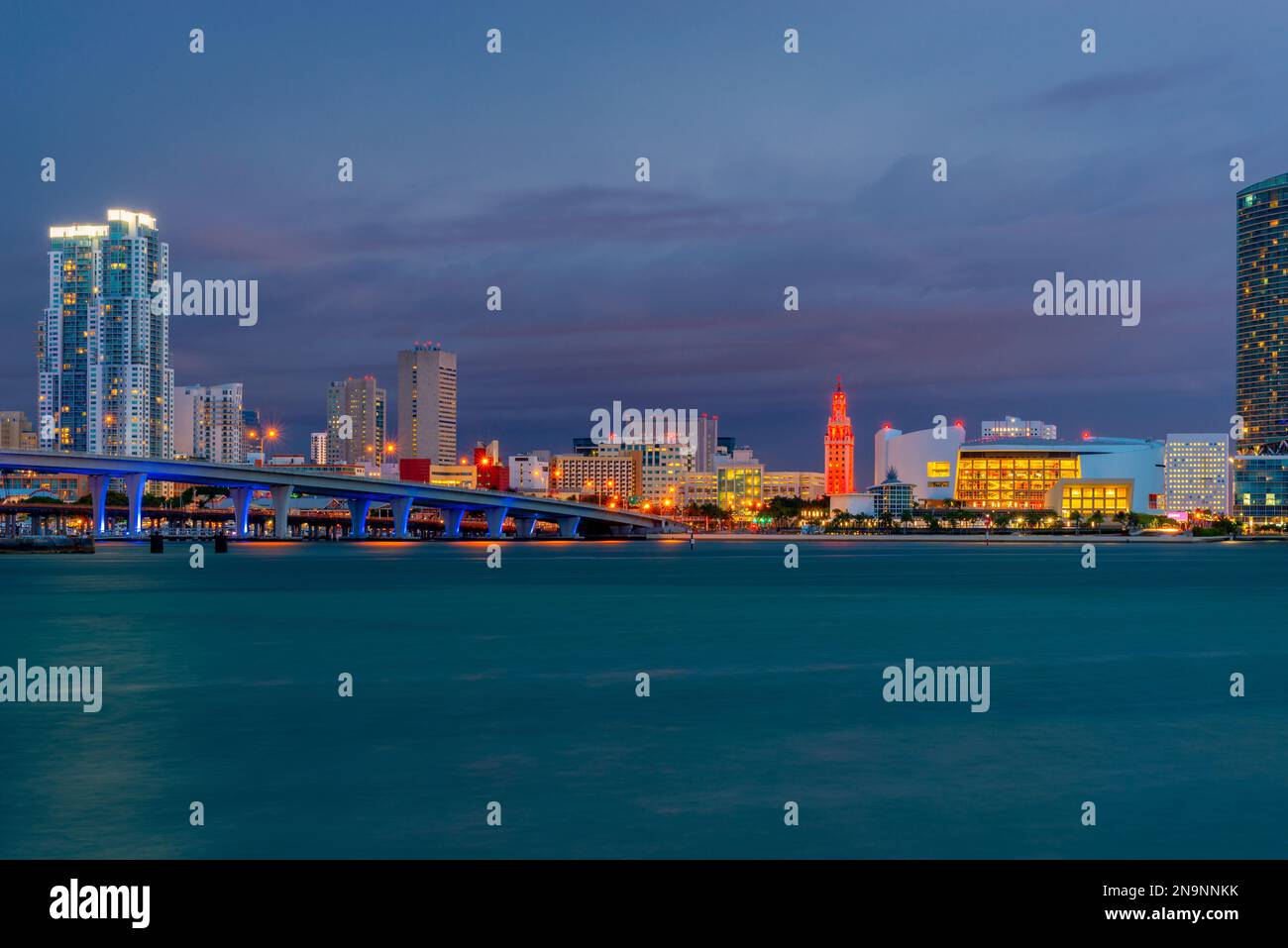 Miami Florida Skyline bei Nacht Stockfoto