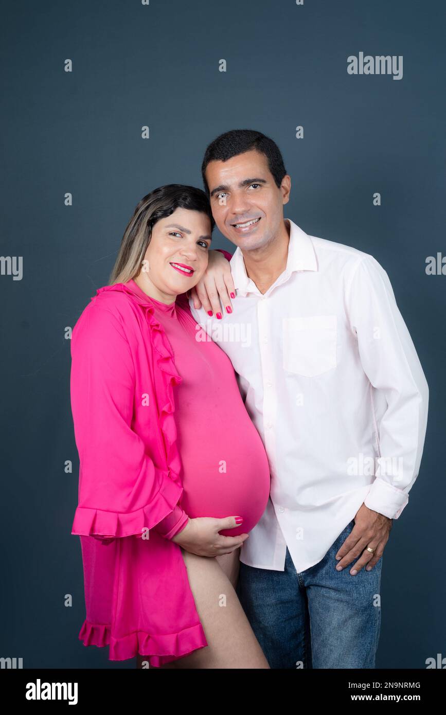 Porträt einer Familie, die auf ihr Baby wartet. Studioporträt. Isoliert auf dunkelblauem Hintergrund. Stockfoto