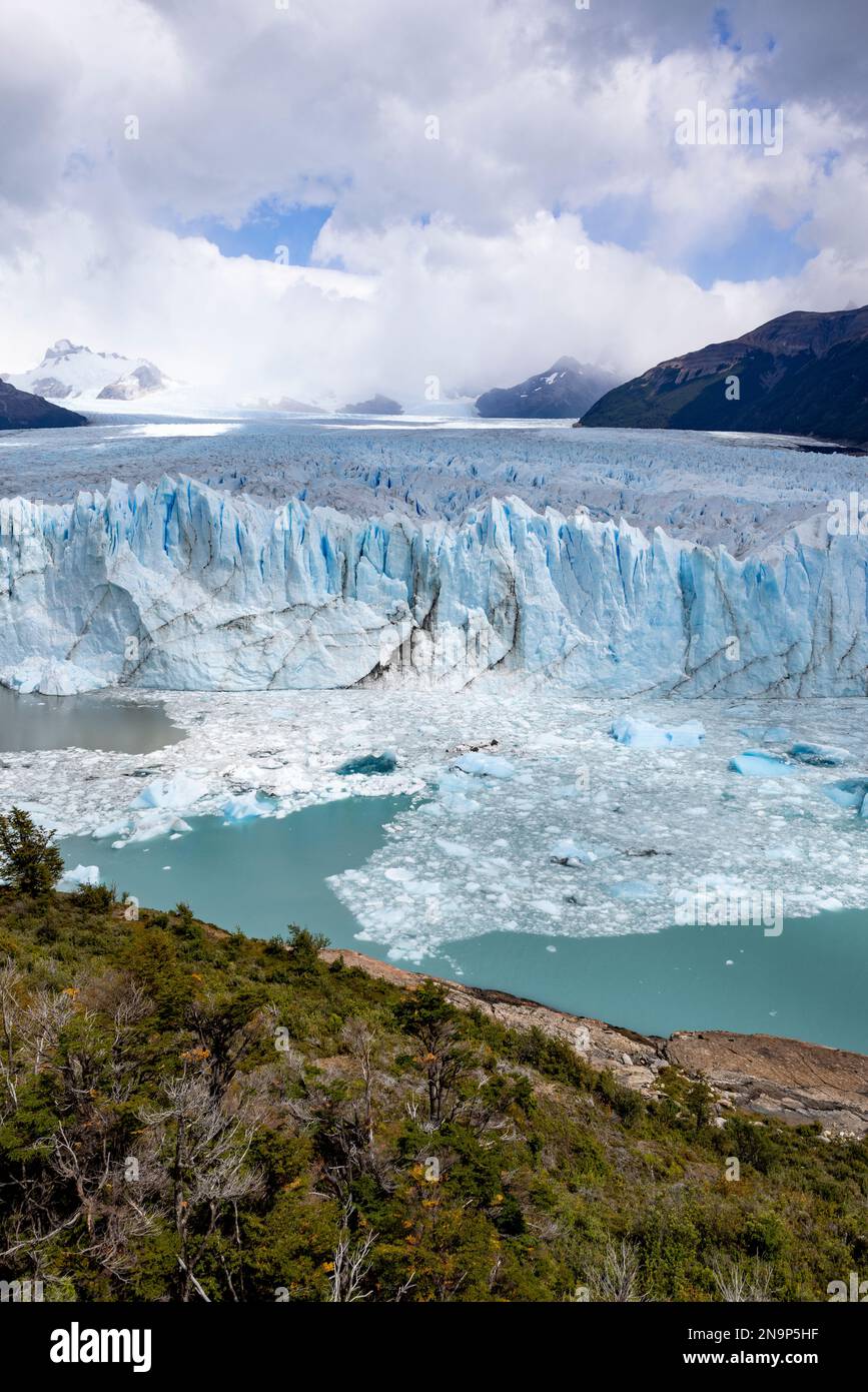 Der berühmte Gletscher und natürliche Anblick Perito Moreno mit dem eisigen Wasser des Lago Argentino in Patagonien, Argentinien, Südamerika Stockfoto