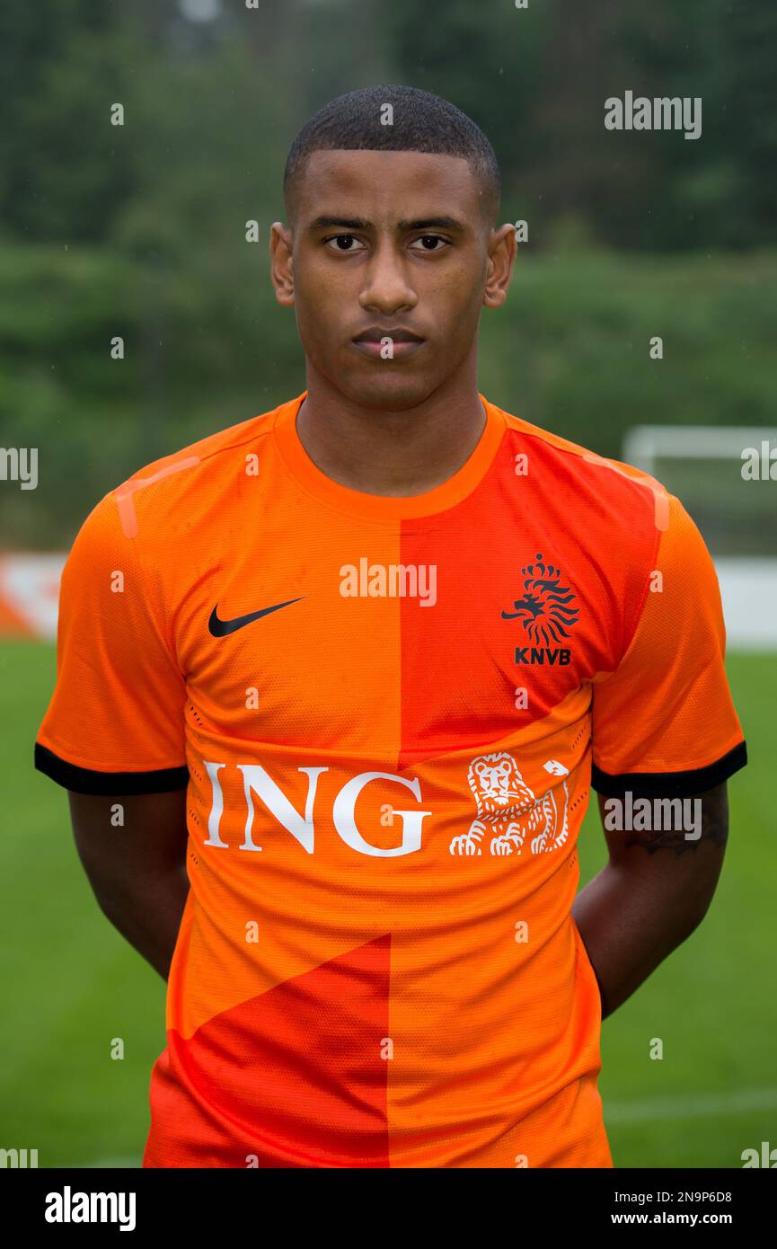 Dutch national soccer team player Luciano Narsingh poses during the official dutch Euro 2012 team presentation at the dutch training center in Hoenderloo, The Netherlands, Thursday May 31, 2012. (AP Photo/Geert Vanden Wijngaert) Stockfoto
