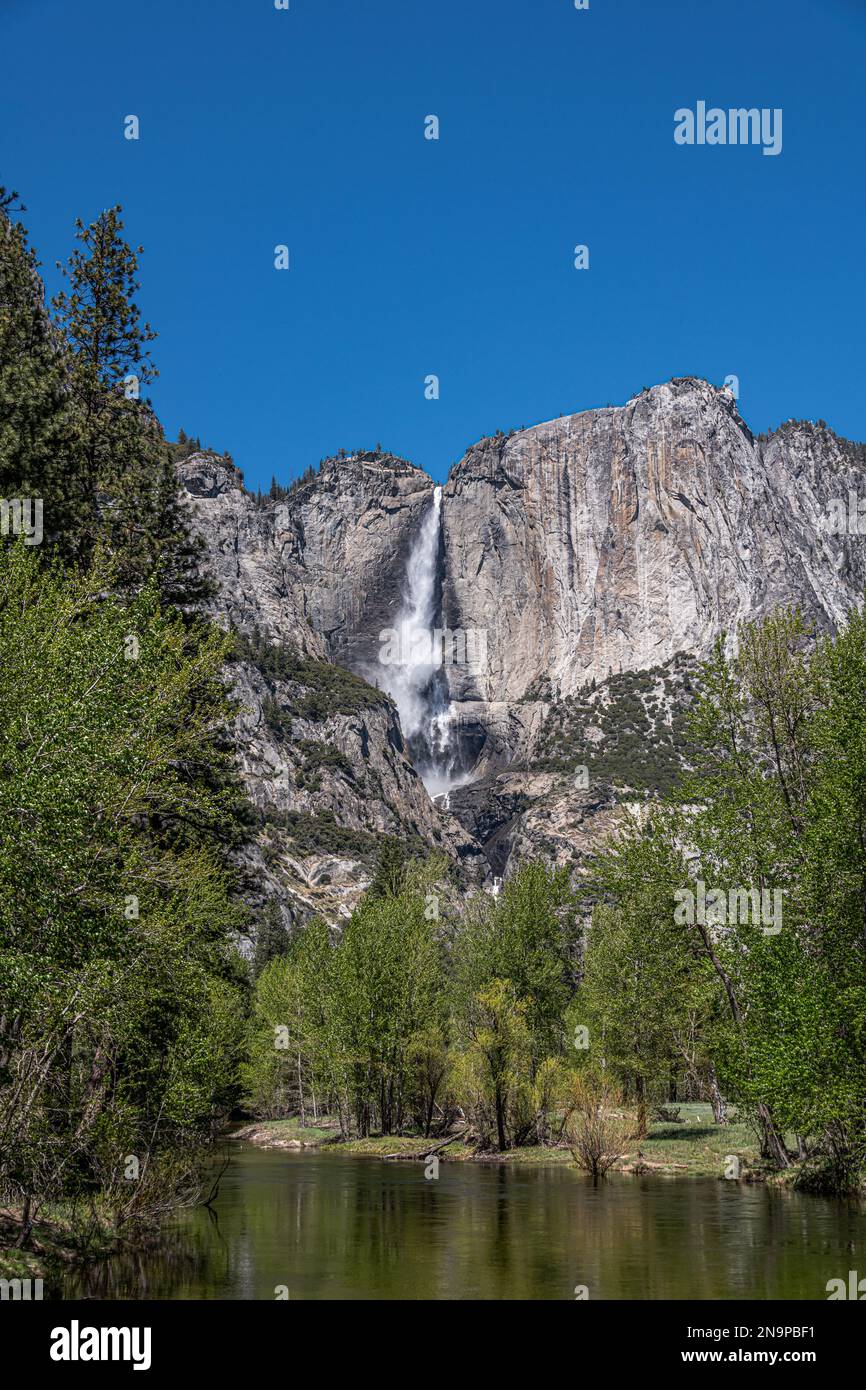 Yosemite Falls mit kleinem Bach vor dem Hotel Stockfoto