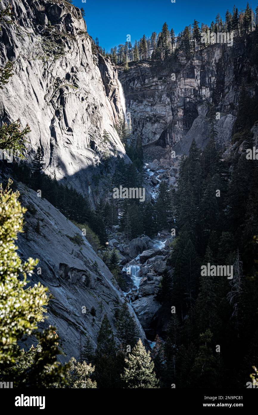 Schlucht im Yosemite-Nationalpark mit einem kleinen Bach Stockfoto