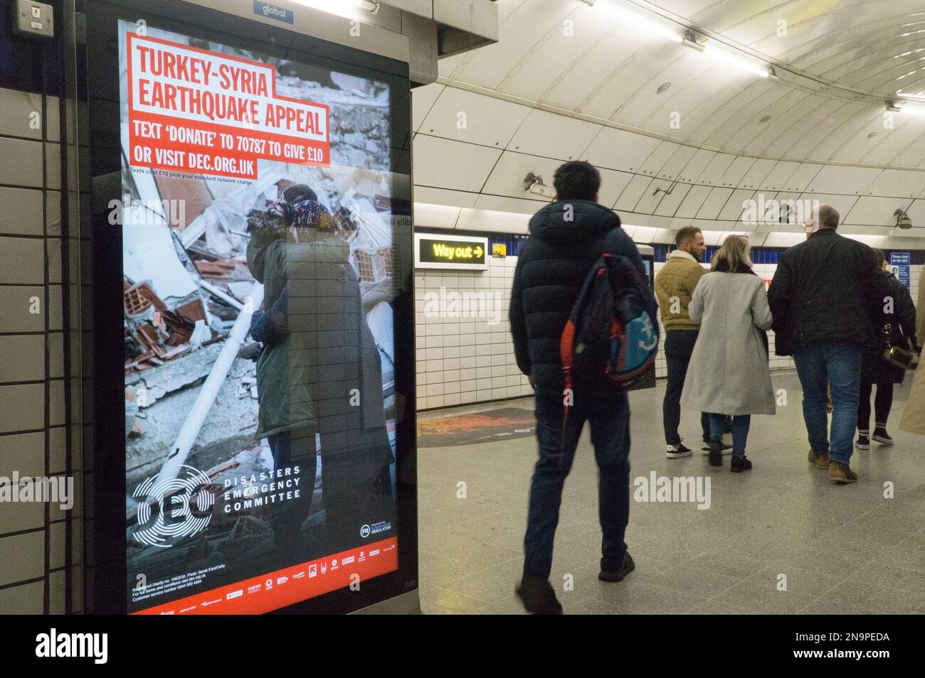 London, Vereinigtes Königreich 12. Februar 2023: Ein Poster des Katastrophen-Notfallausschusses (DEC) in einer Londoner U-Bahn-Station ruft um Hilfe für die Erdbebenüberlebenden in der Türkei und Syrien auf. Obwohl die Zahl der Todesopfer auf tragische Weise auf über 33.000 Menschen gestiegen ist, hat die britische Öffentlichkeit über £60 Millionen gespendet (davon £5 Millionen aus staatlichen Mitteln). Anna Watson/Alamy Live News Stockfoto