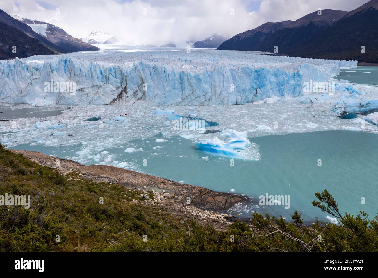 Der berühmte Gletscher und natürliche Anblick Perito Moreno mit dem eisigen Wasser des Lago Argentino in Patagonien, Argentinien, Südamerika Stockfoto