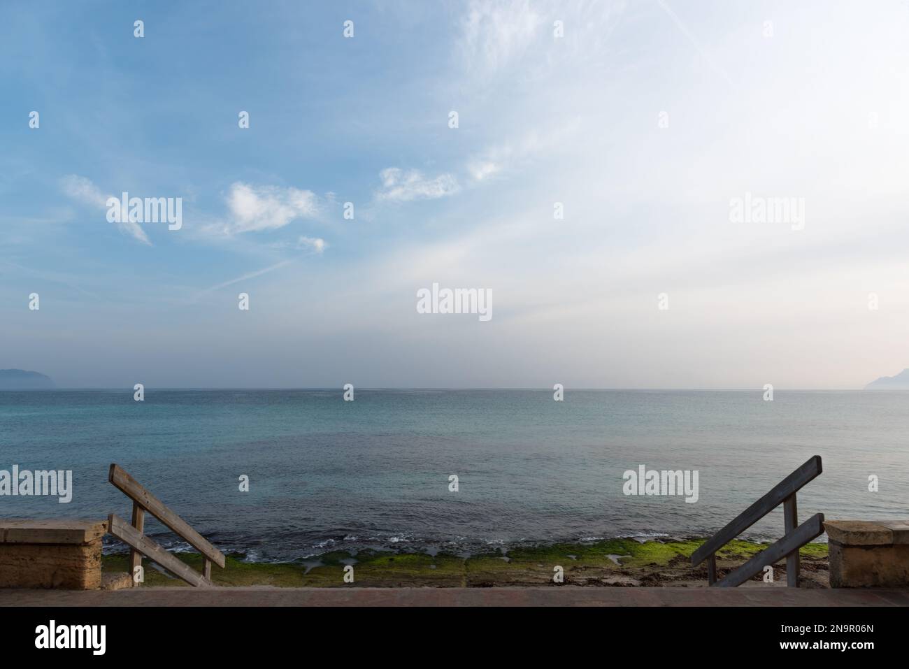 Wasserzugang zum Meer an der Promenade in Can Picafort Stockfoto