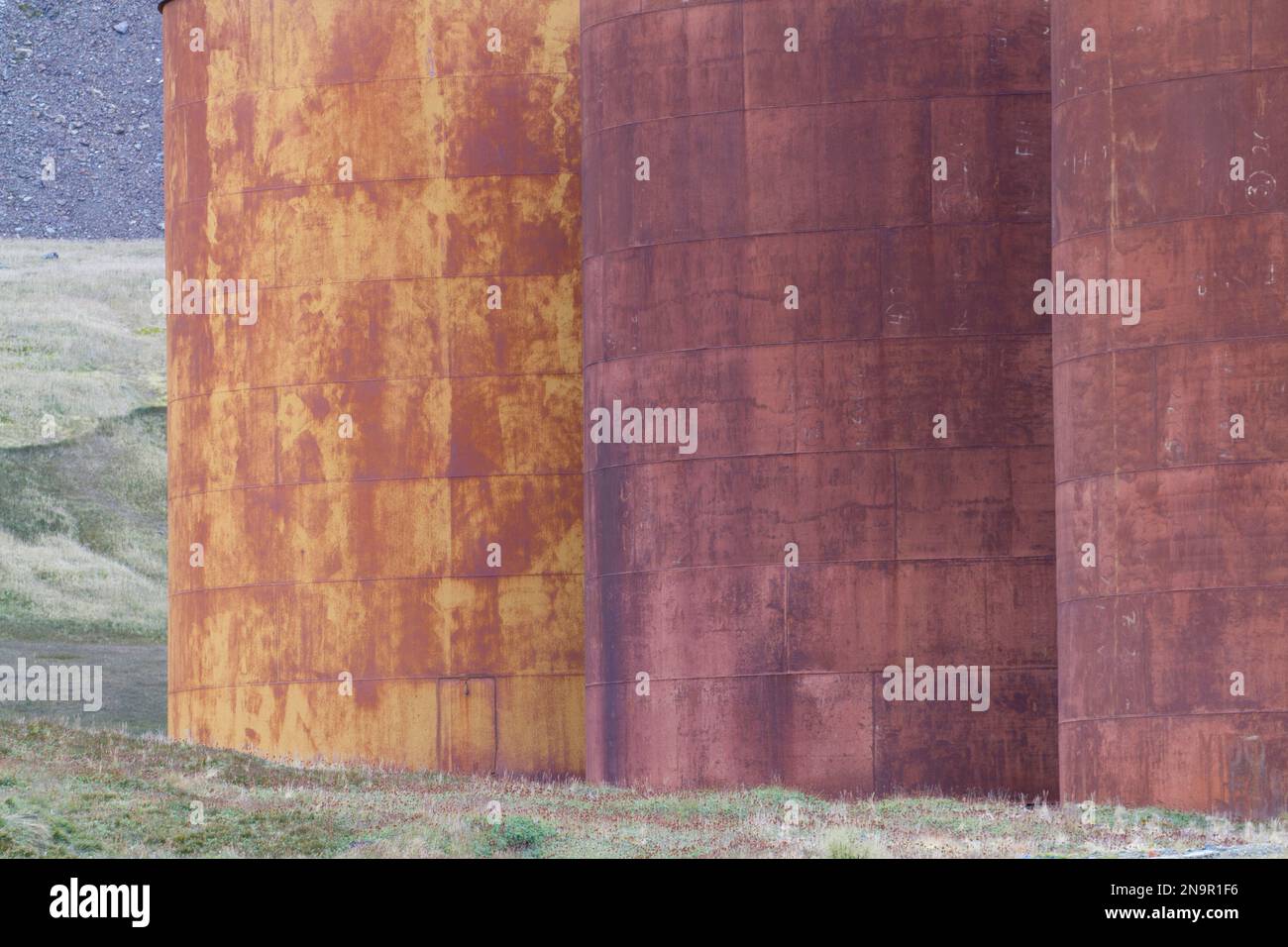 Rostige, genietete Lagertanks an der verlassenen Walfangstation Stromness; South Georgia Island Stockfoto