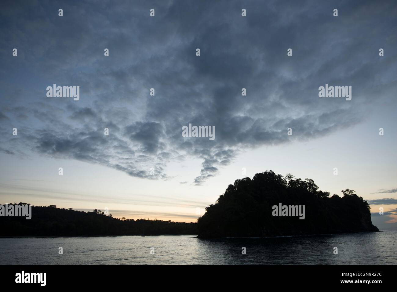 Eine Insel im Manuel Antonio Nationalpark bei Sonnenaufgang; Manuel Antonio Nationalpark, Costa Rica Stockfoto