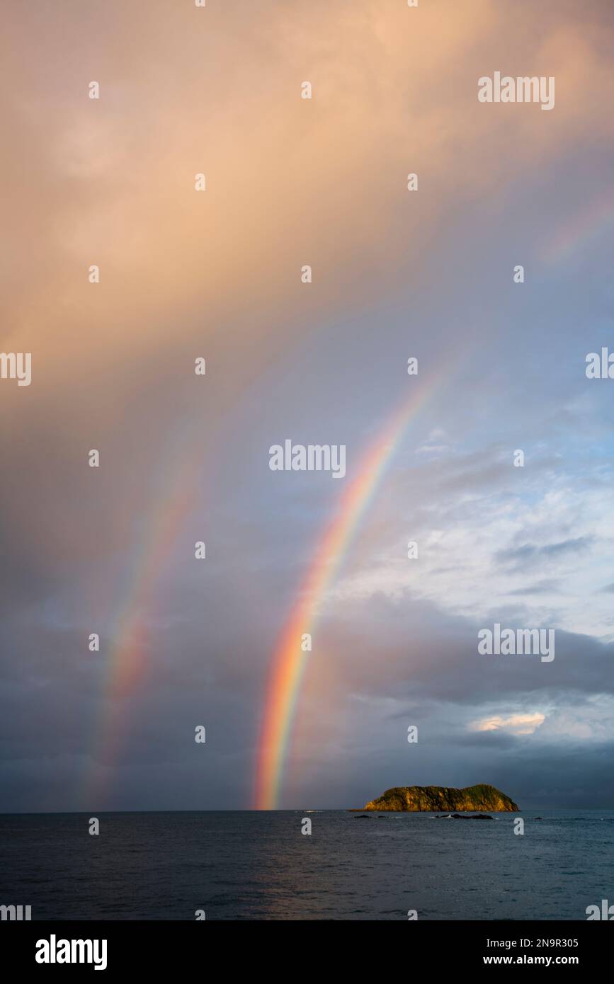 Doppelter Regenbogen über dem Pazifischen Ozean vor der Küste des Manuel Antonio Nationalparks in Costa Rica; Costa Rica Stockfoto