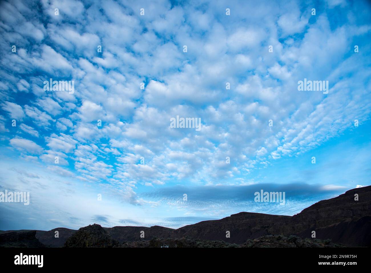Stratocumulus Wolken über Silhouetten gekannten Scablands, Washington, USA; Washington, Vereinigte Staaten von Amerika Stockfoto