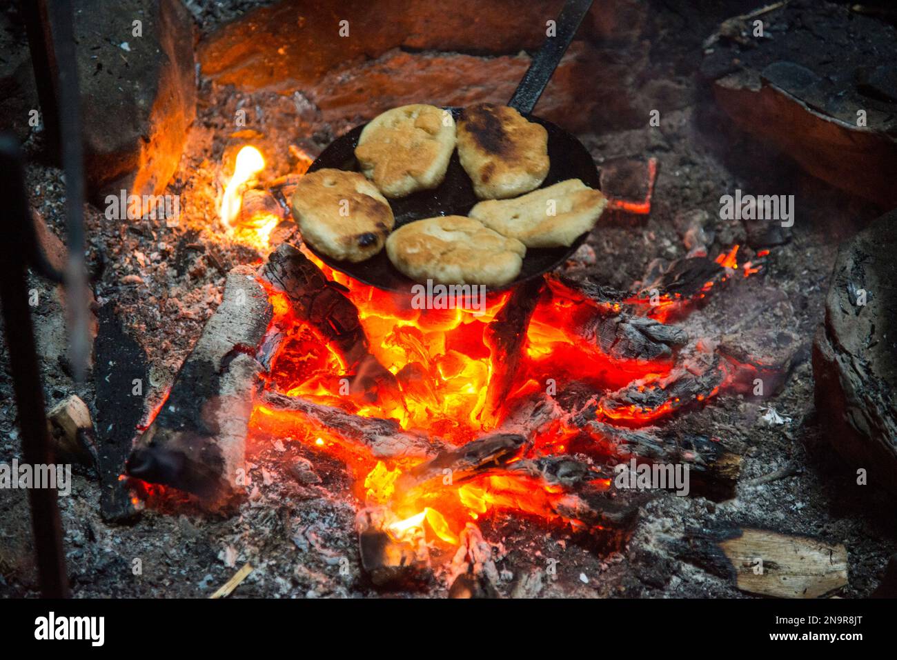 Traditionelles Wikingerbrot, das über offenem Feuer zubereitet wird; L'Anse aux Meadows, Neufundland und Labrador, Kanada Stockfoto
