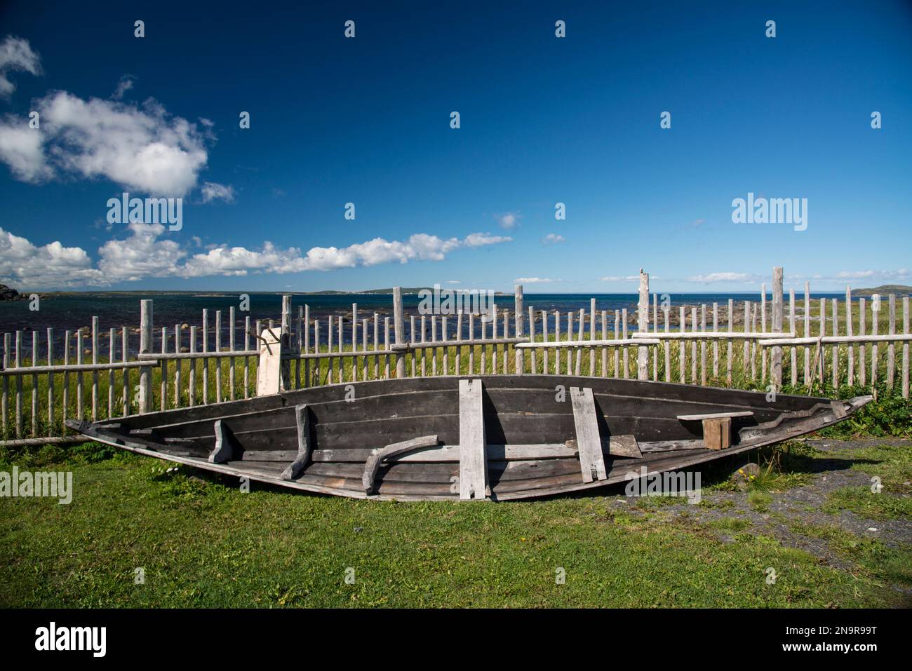 Nachbildung eines Wikingerbootes in Norstead, einem neu errichteten Wikingerdorf; L'Anse aux Meadows, Neufundland und Labrador, Kanada Stockfoto