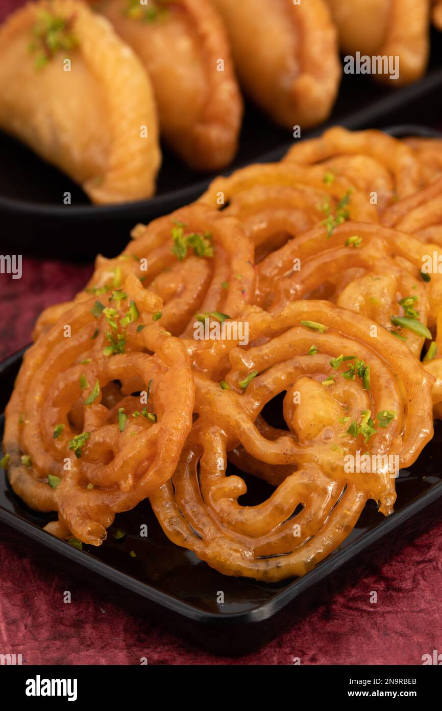 Jalebi Heißt Auch Jilapi, Jilebi, Jilipi, Zulbia, Jerry, Zalebi, Mushabak Ist Indischer Mithai Aus Fermentiertem Allzweckmehl Maida, Besan Fried In Stockfoto