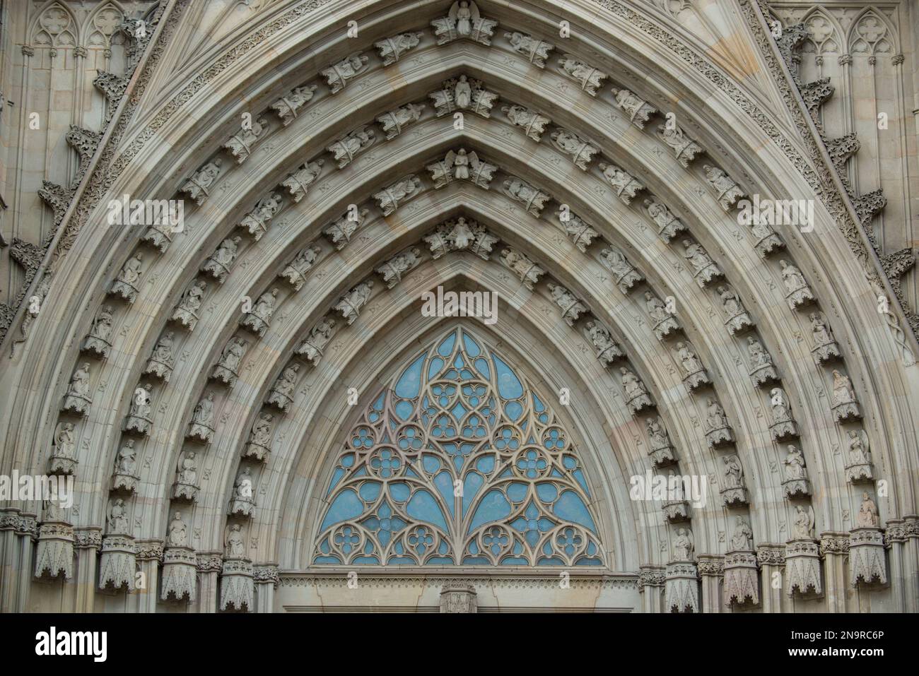 Architektonische Details der Bogenarbeit und des Trazerins über dem Haupteingang der Kathedrale von Barcelona; Barcelona, Spanien Stockfoto