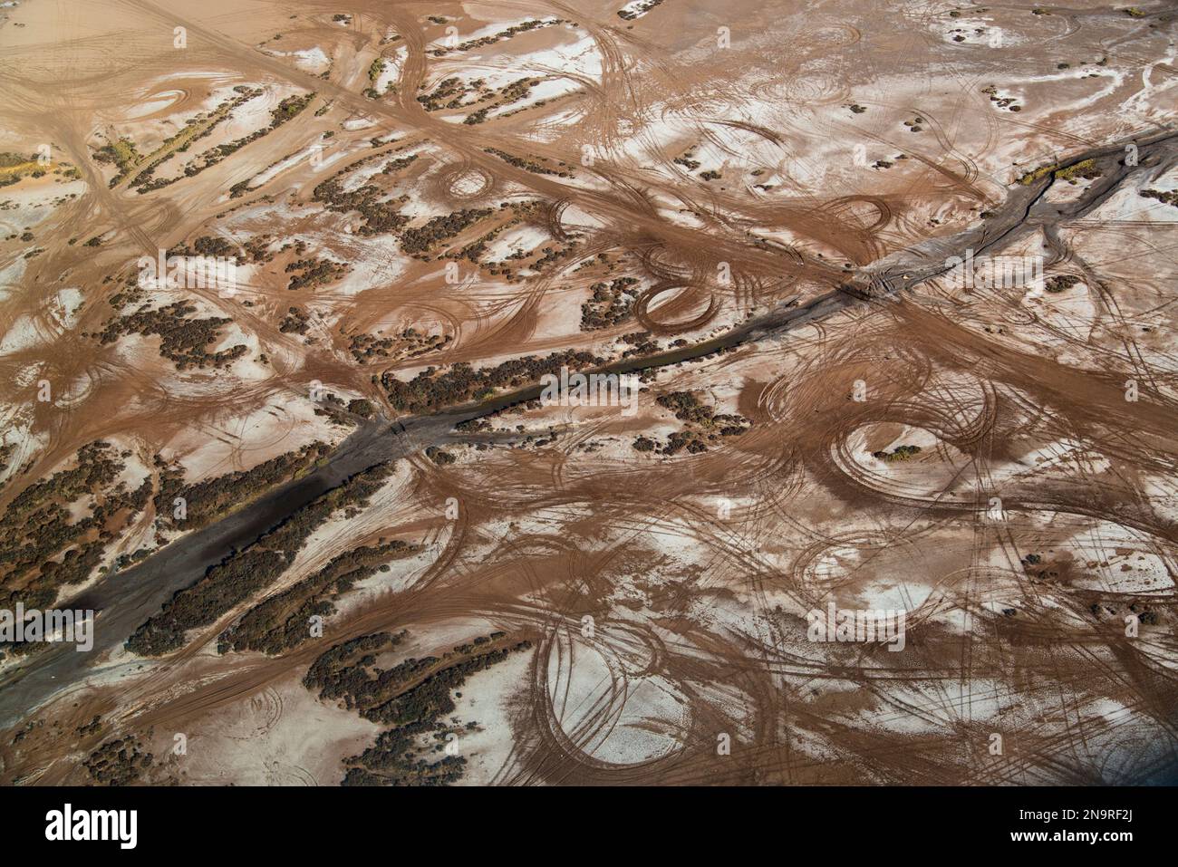 Reifenspuren auf einer Salzpfanne; Wyndham, Western Australia, Australien Stockfoto