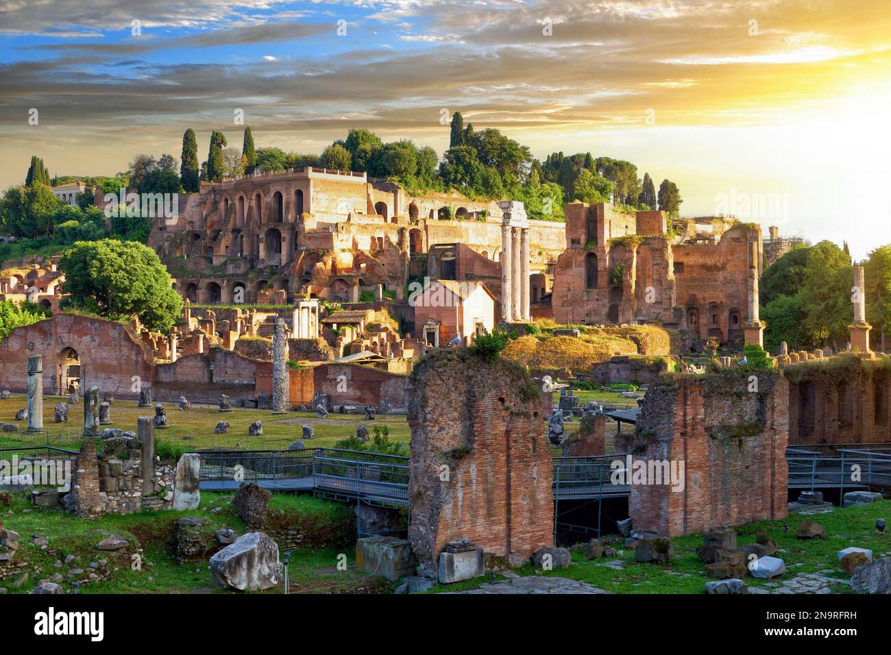 Antike Ruinen des antiken Forum Romanum in der Hauptstadt von Italien Rom in den Strahlen der untergehenden Sonne bei Sonnenuntergang. Foro Romano A Roma Stockfoto