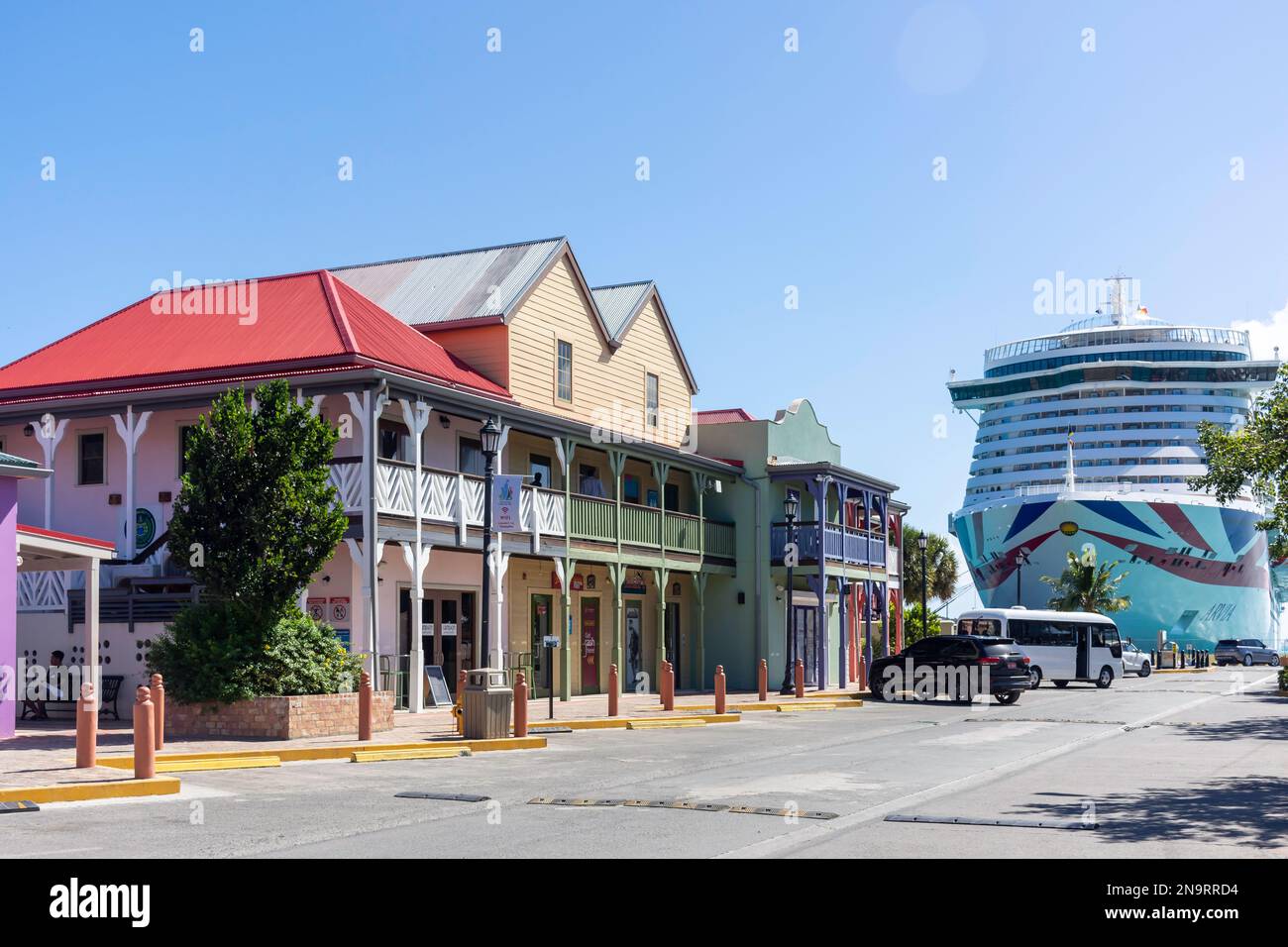 Tortola Pier Park mit P&O Arvia Kreuzfahrtschiff, Road Town, Tortola, Britische Jungferninseln (BVI), kleine Antillen, Karibik Stockfoto