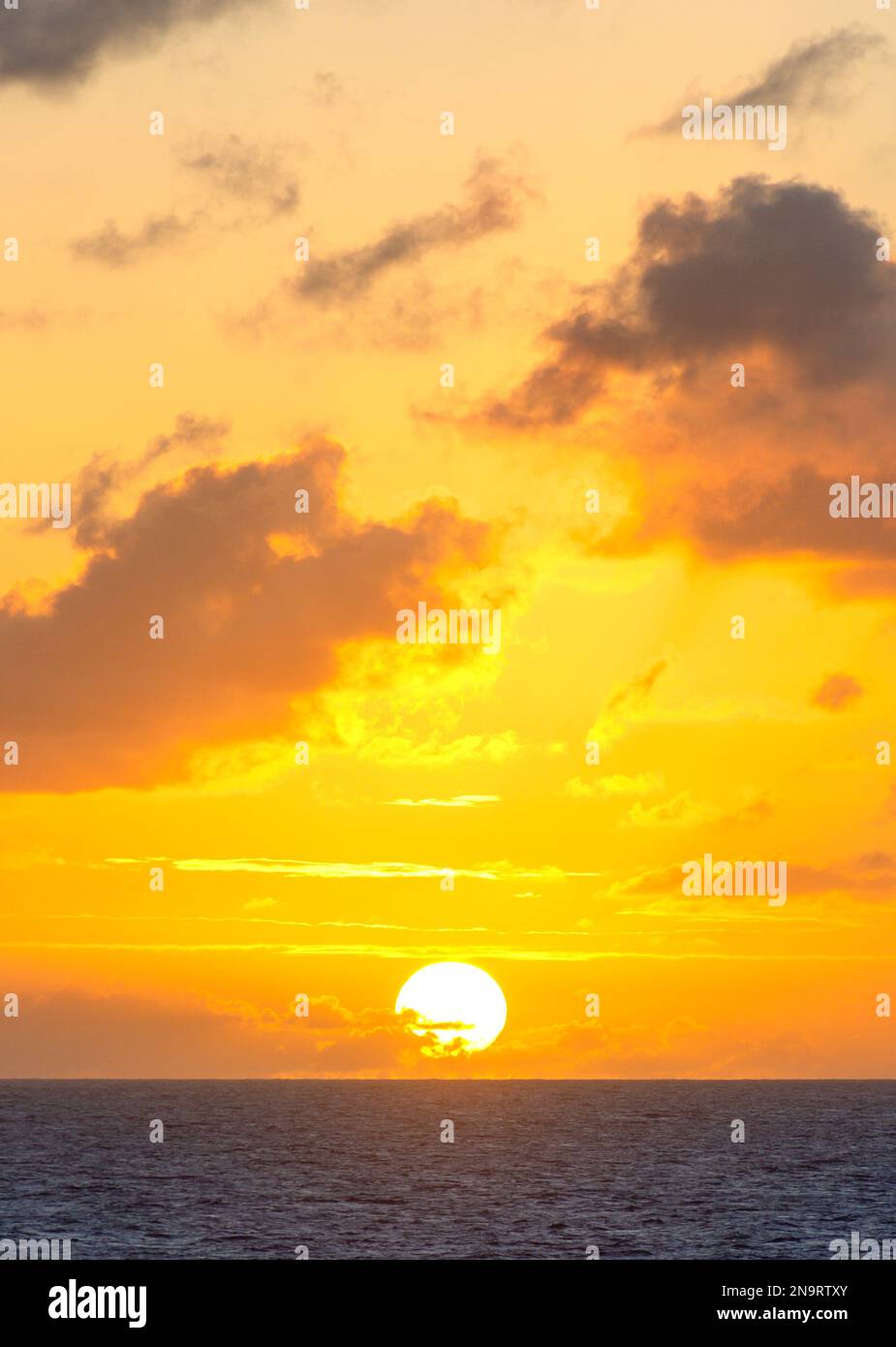 Sonnenuntergang von P&O Avira Kreuzfahrtschiff, kleine Antillen, Karibik Stockfoto