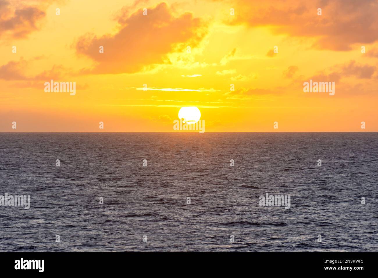 Sonnenuntergang von P&O Avira Kreuzfahrtschiff, kleine Antillen, Karibik Stockfoto