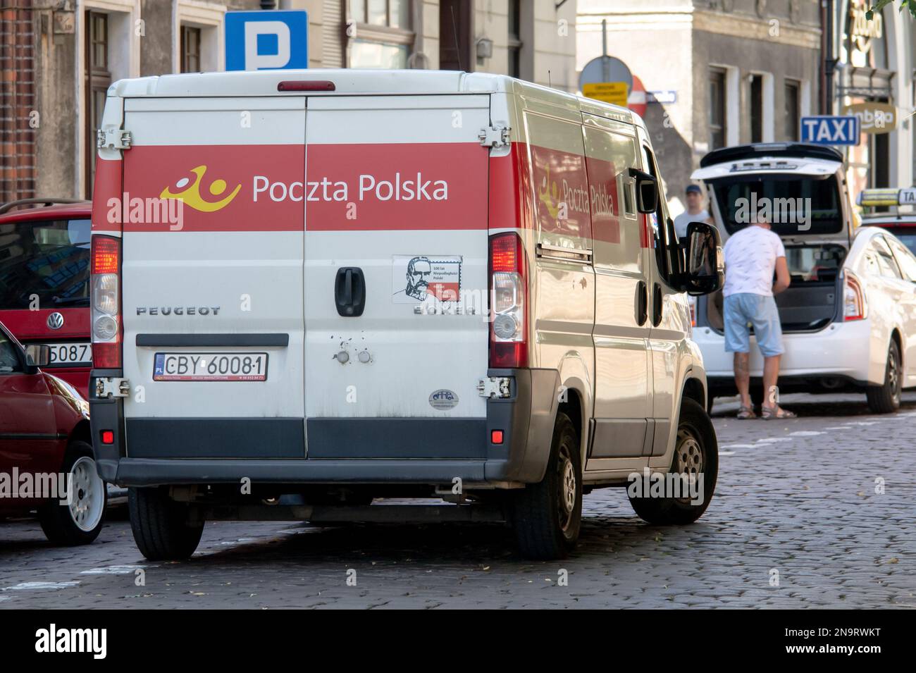 TORUN, POLEN - 11. AUGUST 2022: Peugeot Boxer van von der Poczta Polska Post in Polen, die Pakete ausliefert Stockfoto