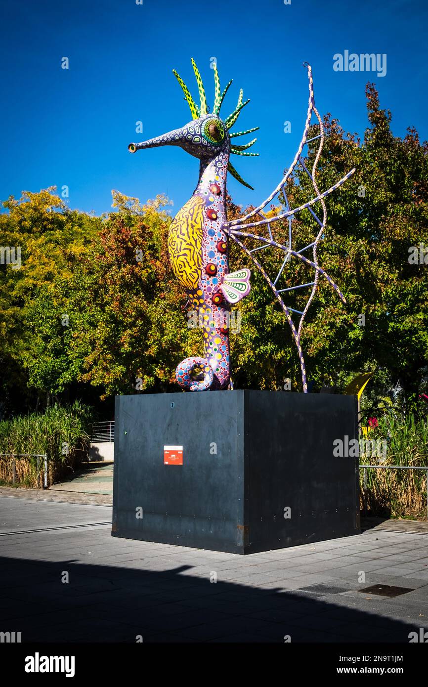 Paris, Frankreich, Okt. 2022, Blick auf eine Alebrije, eine farbenfrohe mexikanische Statue im Park von La Villette Stockfoto