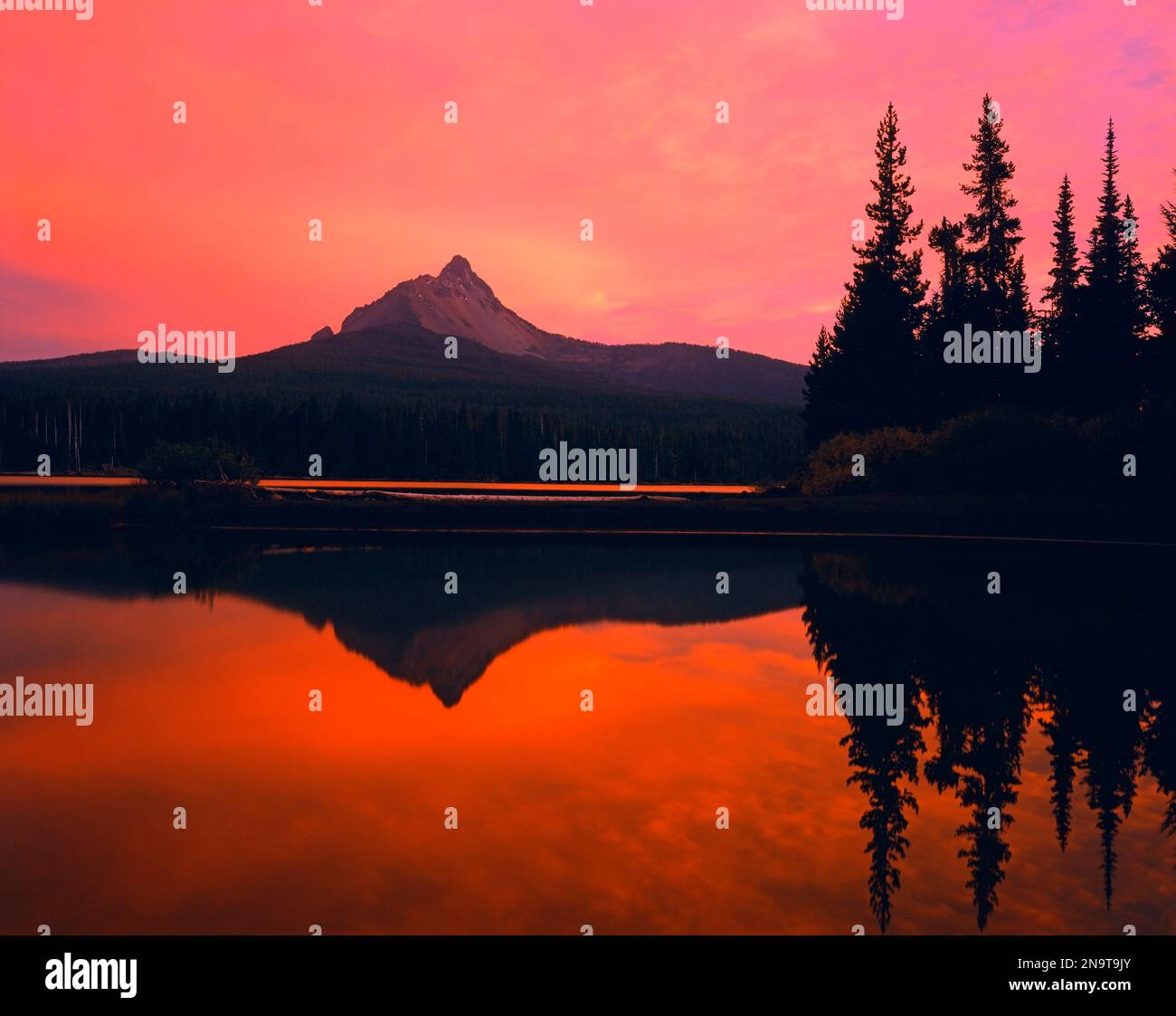 Wunderschöner Sonnenuntergang am Big Lake und Mount Washington; Oregon, Vereinigte Staaten von Amerika Stockfoto