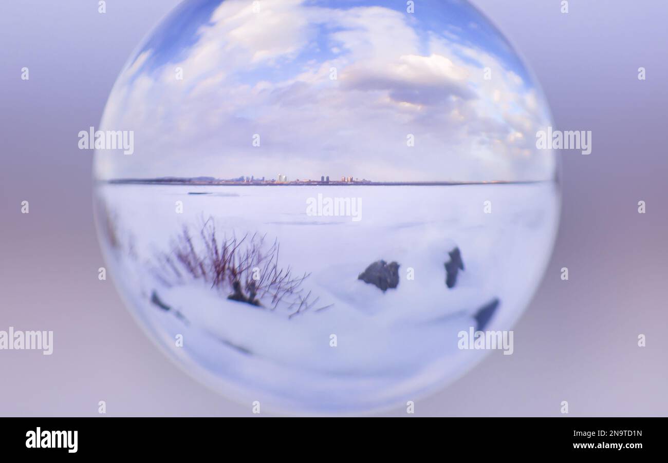 Montreal Skyline im Winter durch eine Kristallkugel gesehen Stockfoto