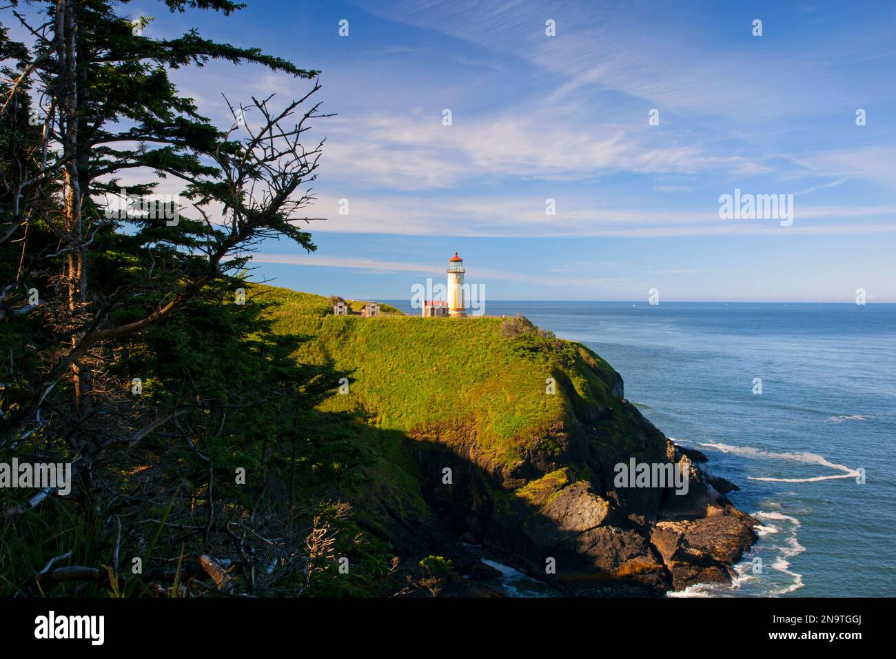 Morgenlicht auf dem North Head Lighthouse und dem pazifischen Ozean entlang der Küste von Washington im Cape Desappointment State Park Stockfoto