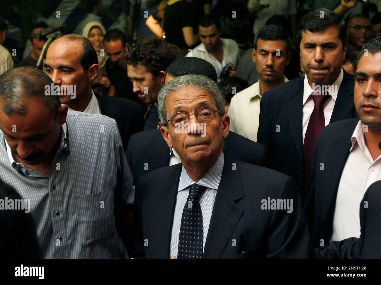 Egyptian presidential candidate Amr Moussa, center, attends a press conference in Cairo, Egypt, Wednesday, May 16, 2012. More than 50 million Egyptian voters are to choose from among 13 candidates for the country's first president since the ouster of Hosni Mubarak in a popular uprising in February 2011. The vote starts May 23-24. (AP Photo/Khalil Hamra) Stockfoto