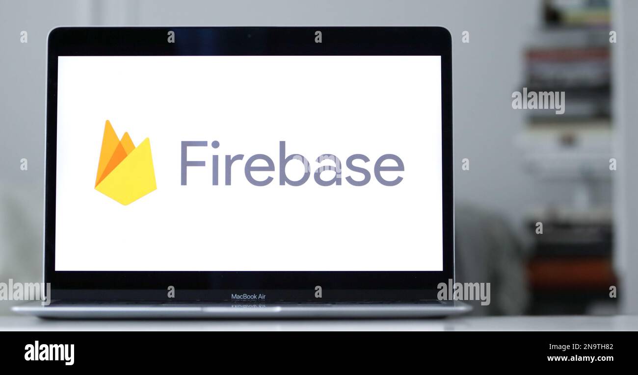Das Logo von Firebase, einer App-Entwicklungssoftware von Google, wird auf dem Laptop-Bildschirm angezeigt. Stockfoto