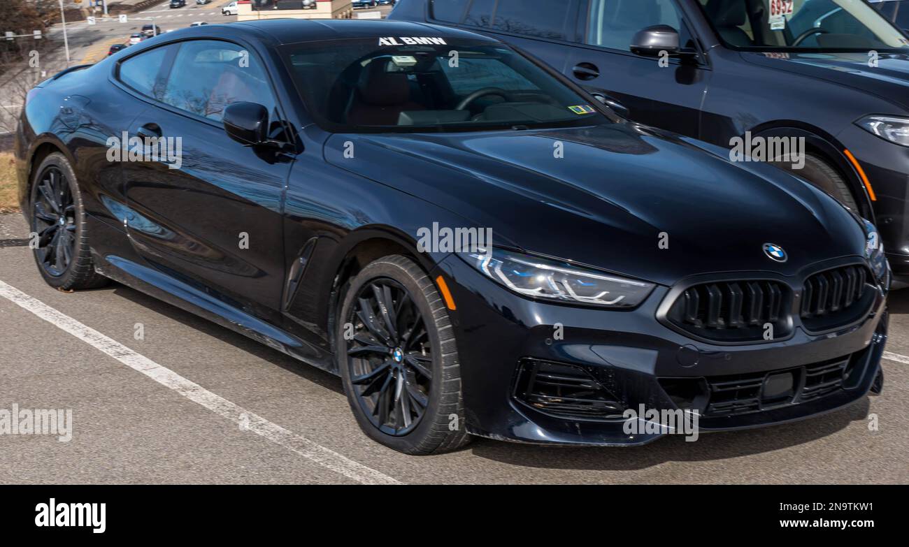 Ein schwarzes BMW-Coupé, das bei einem Händler in Monroeville, Pennsylvania, USA, verkauft wird Stockfoto