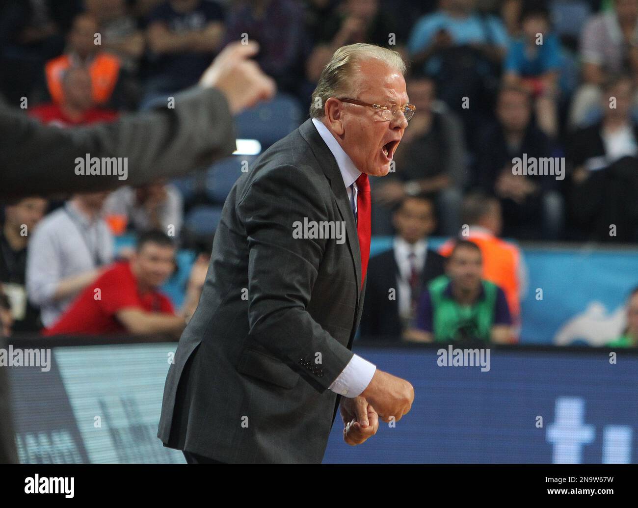 Olympiakos' coach Dusan Ivkovic reacts during a Final Four Euroleague semifinal basketball match against Barcelona at the Sinan Erdem Arena in Istanbul, Friday, May 11, 2012. (AP Photo/Thanassis Stavrakis) Stockfoto