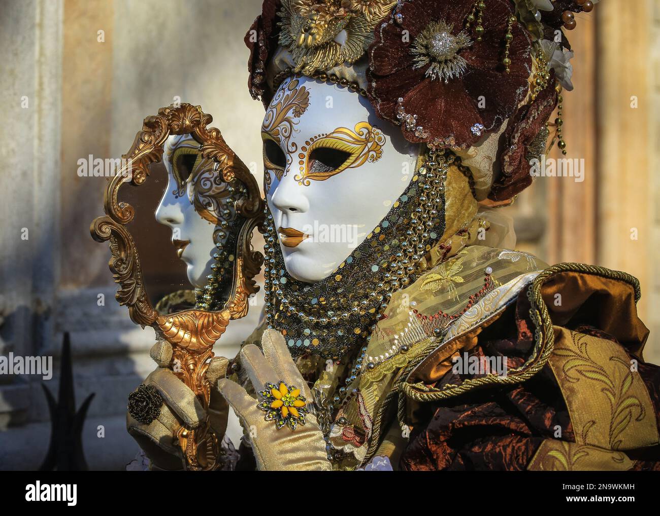 Venedig, Italien. 12. Februar 2023. Teilnehmer vor der Kirche Chiesa di San Zaccaria in aufwendigen Kostümen, oft handgefertigt und individuell gestaltet. Kostümierte Karnevalsteilnehmer und Feier mischen sich unter Touristen, Besucher und Einheimische, während der Karneval in den Straßen und Plätzen von Venedig voll im Gange ist. Kredit: Imageplotter/Alamy Live News Stockfoto