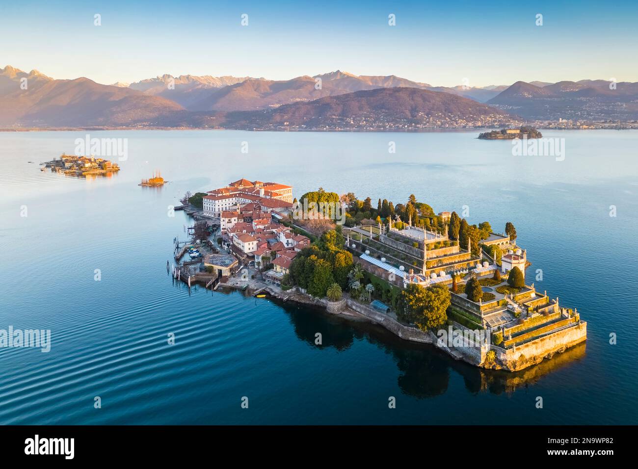 Luftaufnahme der Borromäischen Inseln bei Sonnenaufgang im Winter. Stresa, Lago Maggiore, Distrikt Verbano Cusio Ossola, Piedmont, Italien. Stockfoto