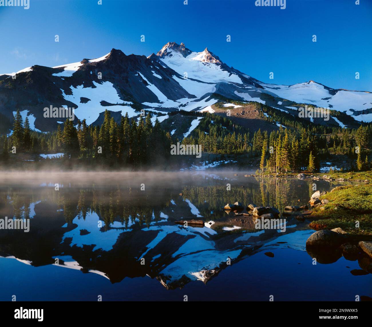 Dunst über Mountain Lake, Mount Jefferson Wilderness in Oregon, USA; Oregon, Vereinigte Staaten von Amerika Stockfoto