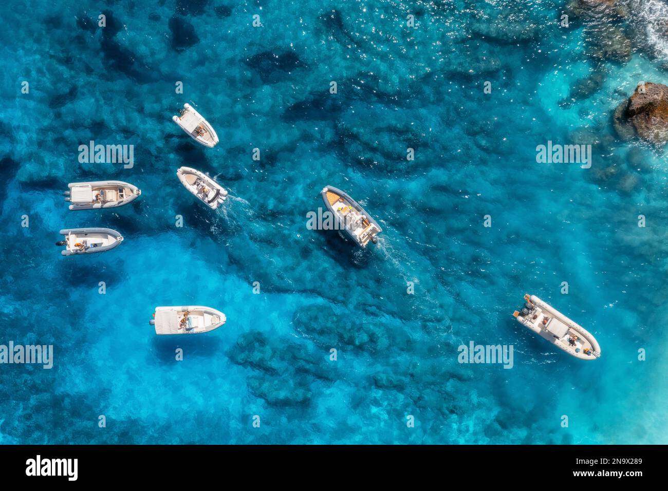 Luftaufnahme kleiner Motorboote im blauen Meer an sonnigen, hellen Tagen Stockfoto