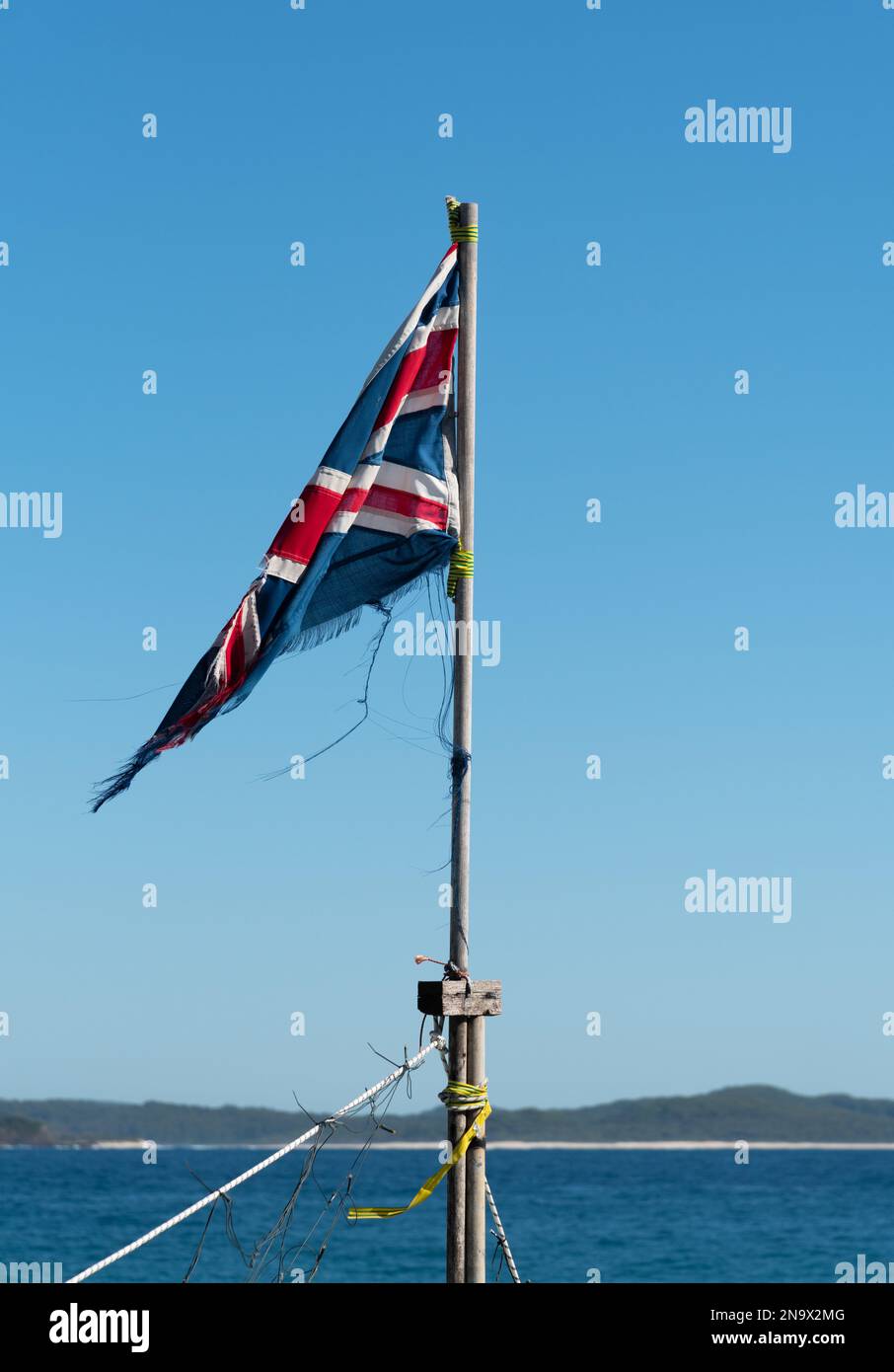 Australische Nationalflagge mit blauem Hintergrund. Stockfoto