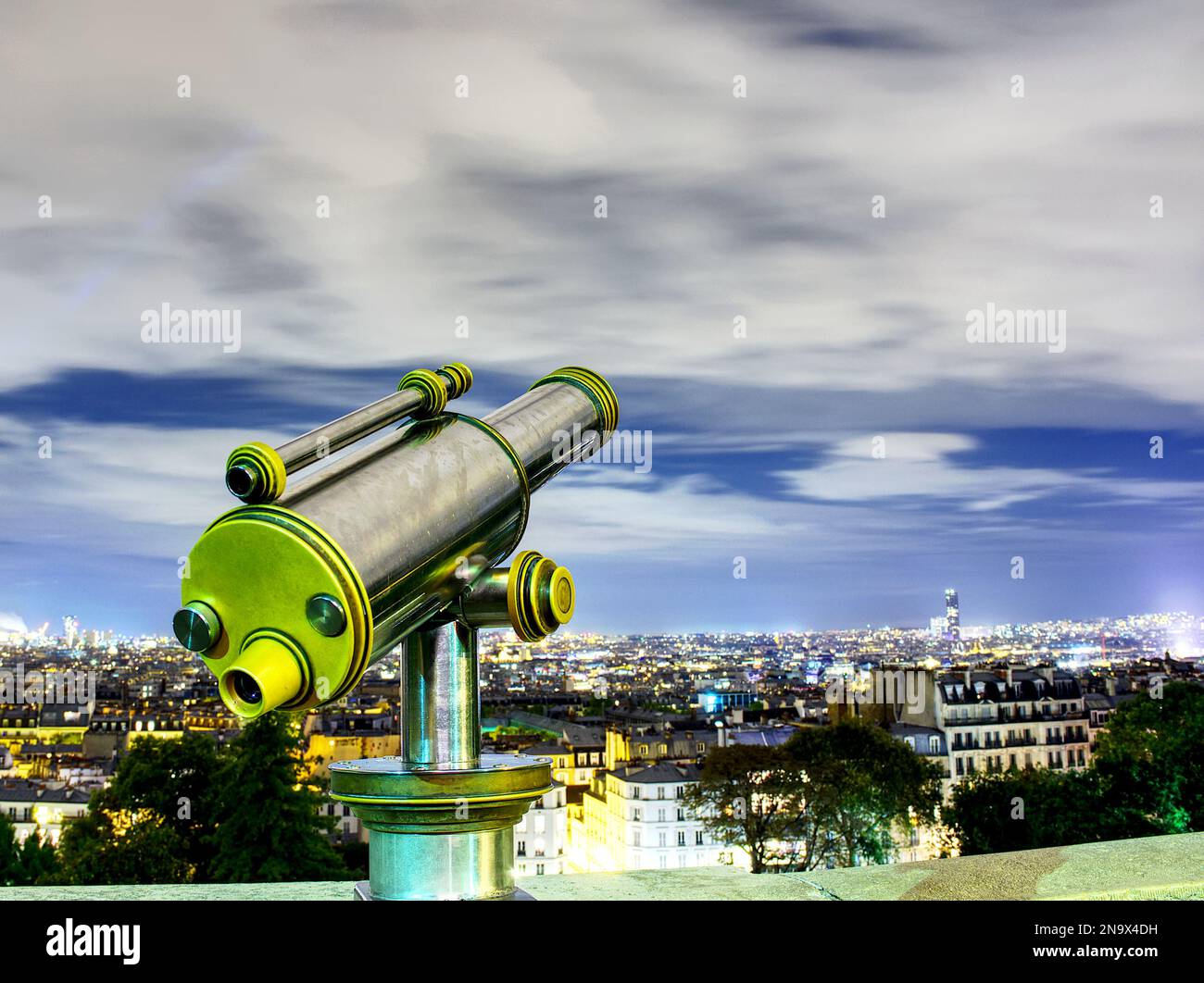 Teleskop mit Blick auf Paris vom Montmartre-Hügel Stockfoto