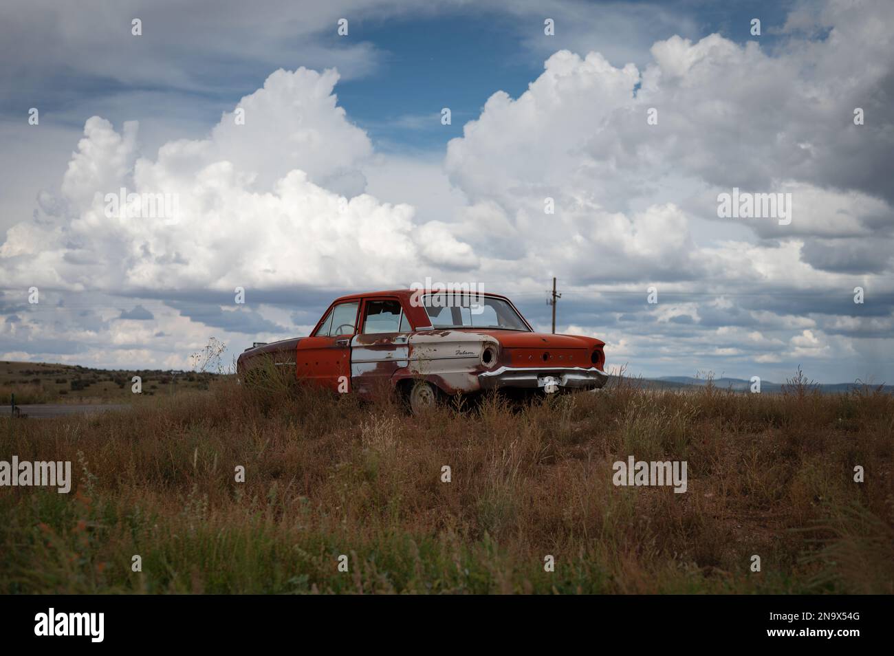 Ein alter Ford Falcon der ersten Generation, verlassen in der Wüste Stockfoto
