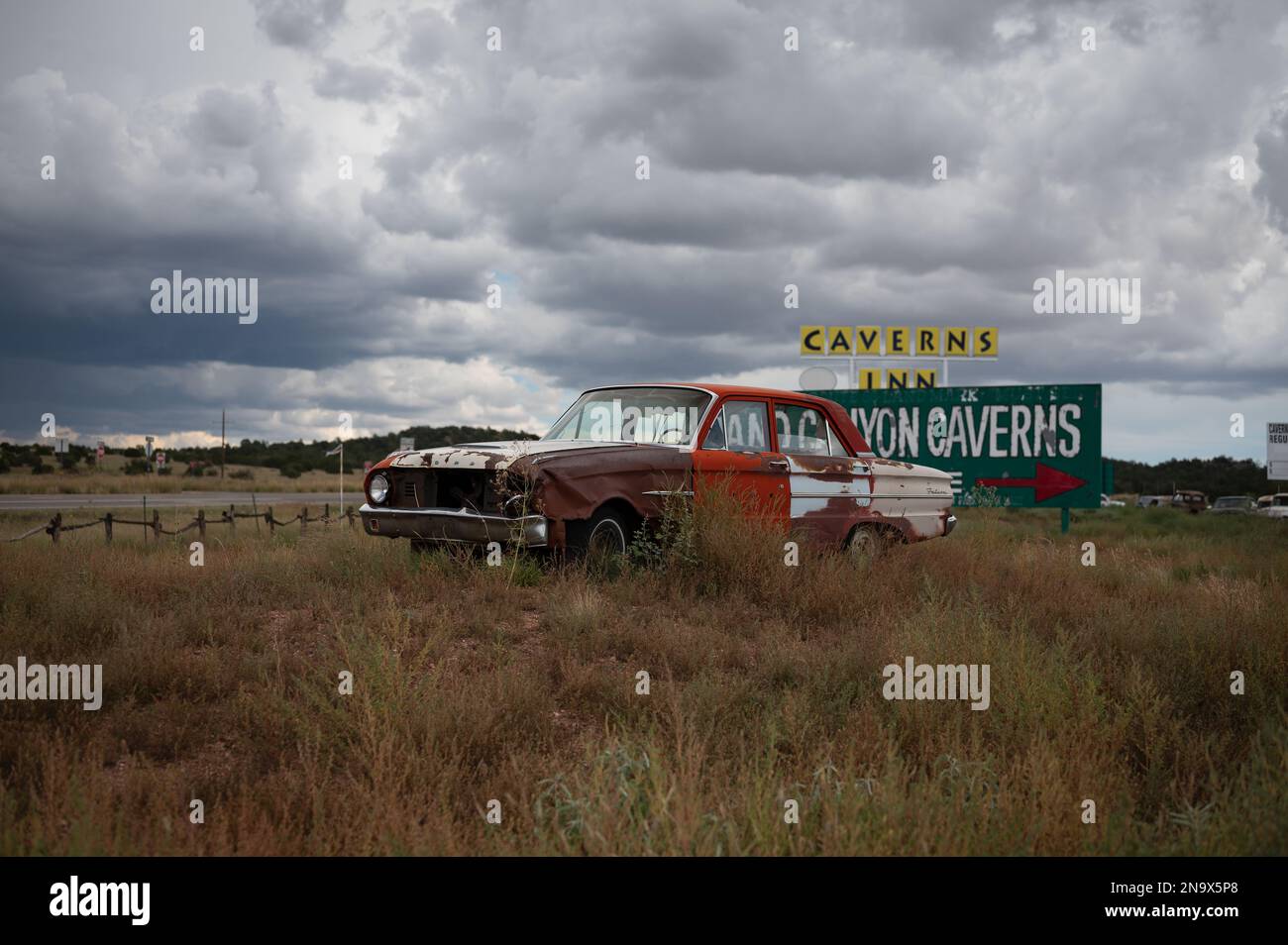 Ein alter Ford Falcon der ersten Generation, verlassen in der Wüste Stockfoto