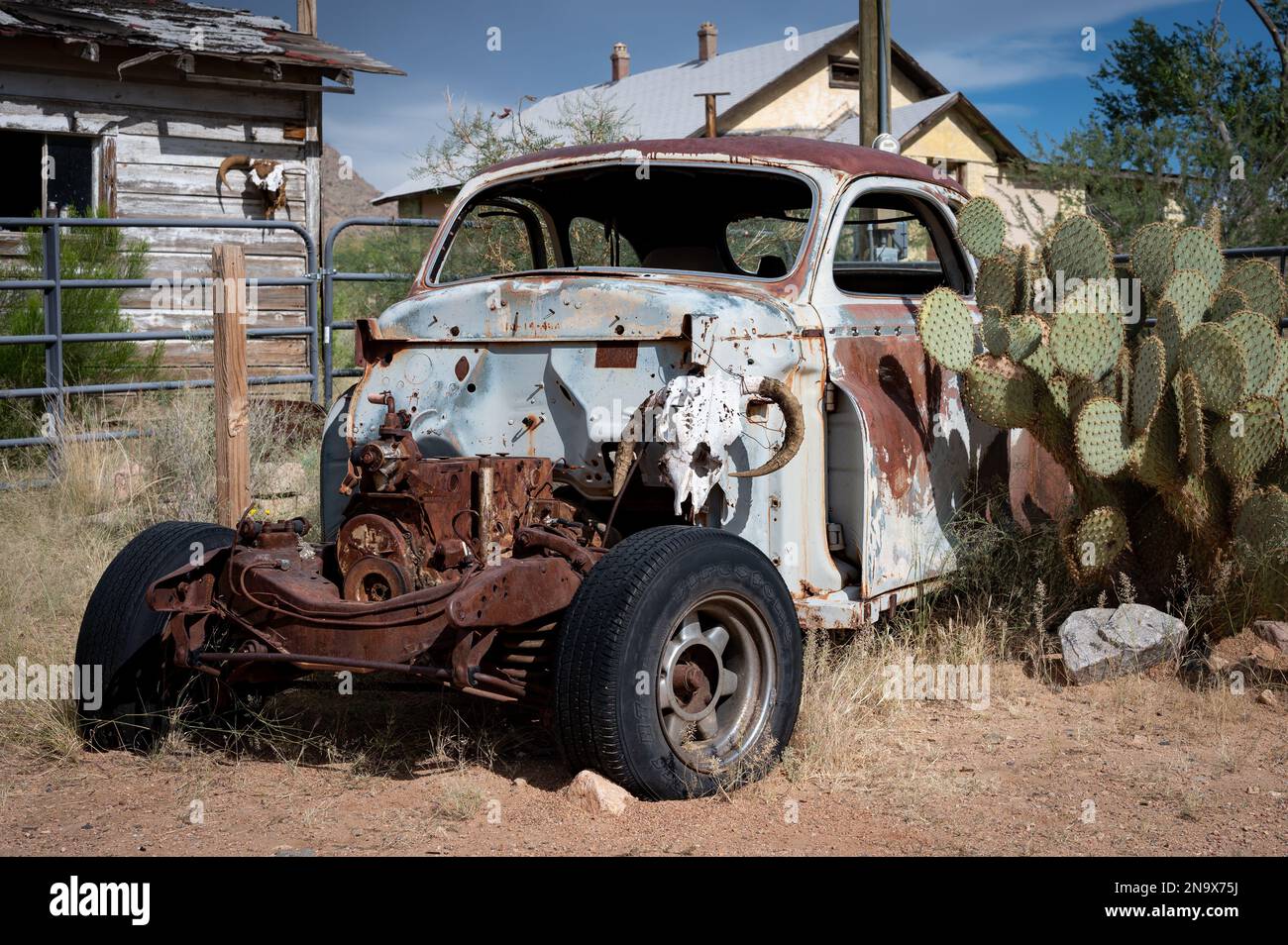 Ein alter Wagen, verlassen in einer Scheune, nicht wiederzuerkennen, 1948 Dodge Coupe Stockfoto