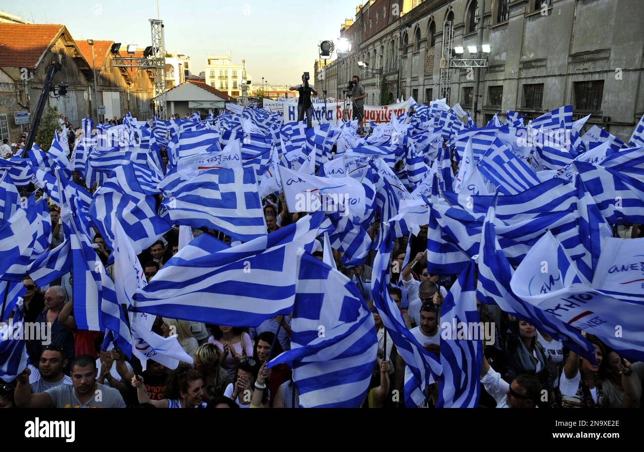 Supporters of the right-wing splinter Independent Greeks party, wave flags during an election rally in the northern Greek city of Thessaloniki, on Wednesday, May 2, 2012. Panos Kammenos' party and other anti-bailout parties have made a strong showing in opinion polls ahead of the May 6 general election. (AP Photo/ Giorgos Nissiotis) Stockfoto