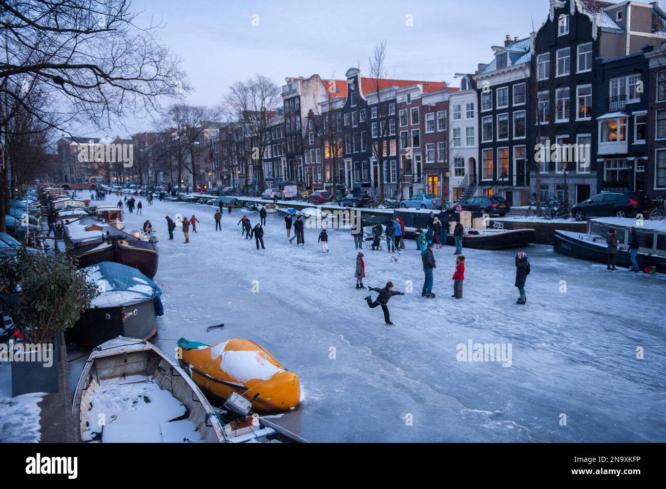 Zahlreiche Menschen, die auf den Kanälen Schlittschuhlaufen; Amsterdam, Niederlande Stockfoto