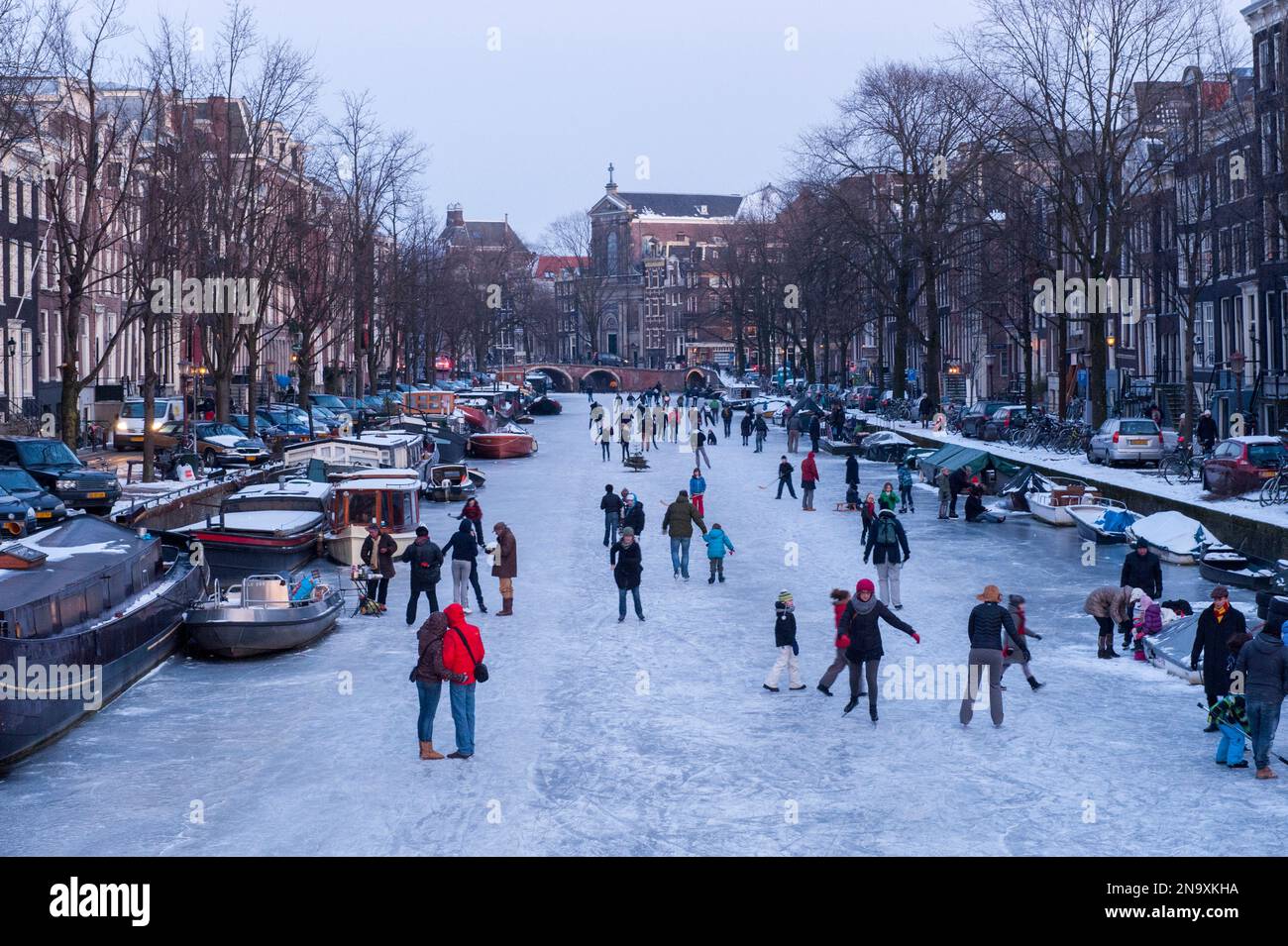 Zahlreiche Menschen, die auf den Kanälen Schlittschuhlaufen; Amsterdam, Niederlande Stockfoto