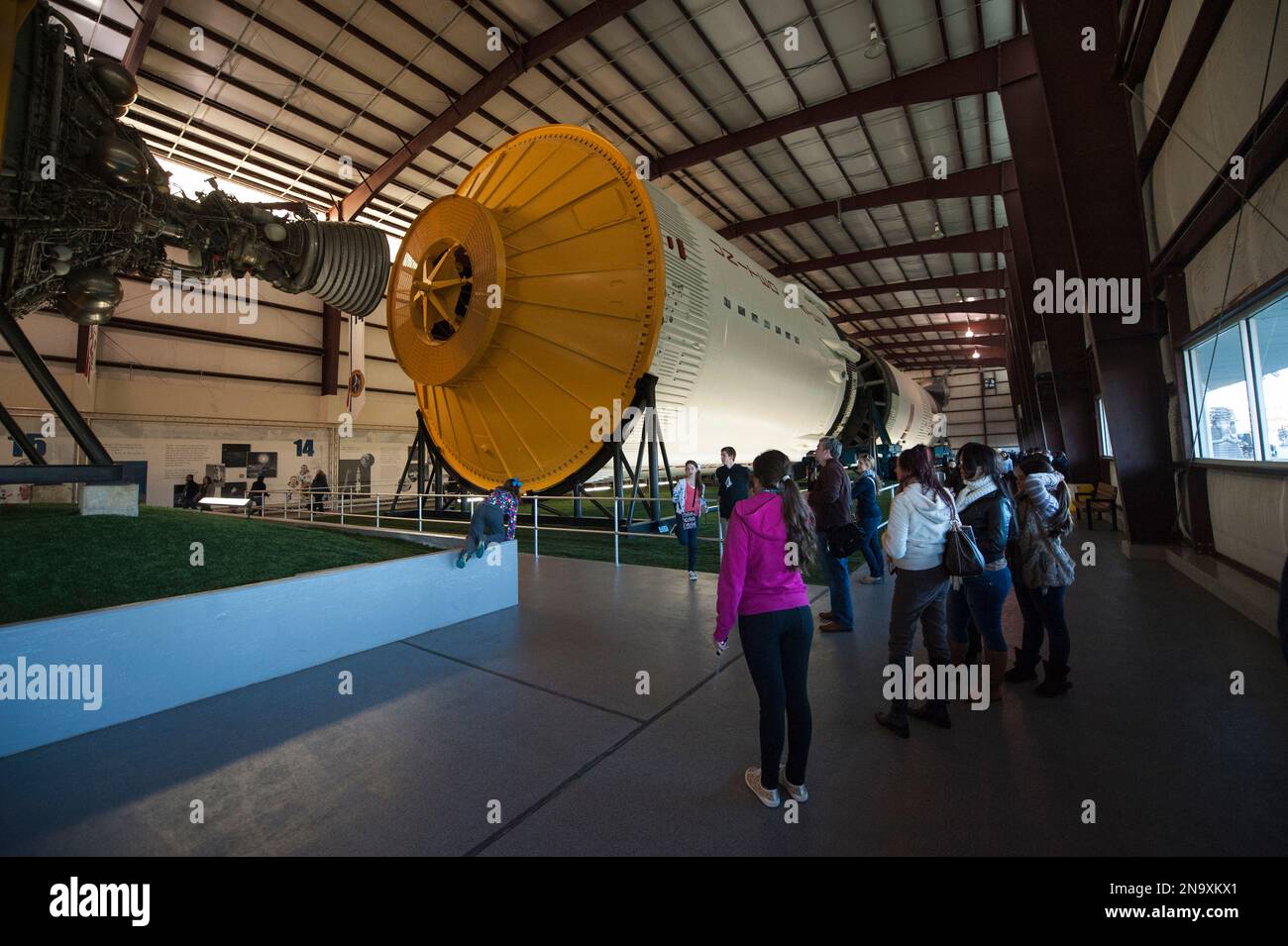 Saturn V Rocket, die größte jemals in den Weltraum eingesetzte Saturn V Rocket, im Johnson Space Center in Houston, Texas, USA Stockfoto