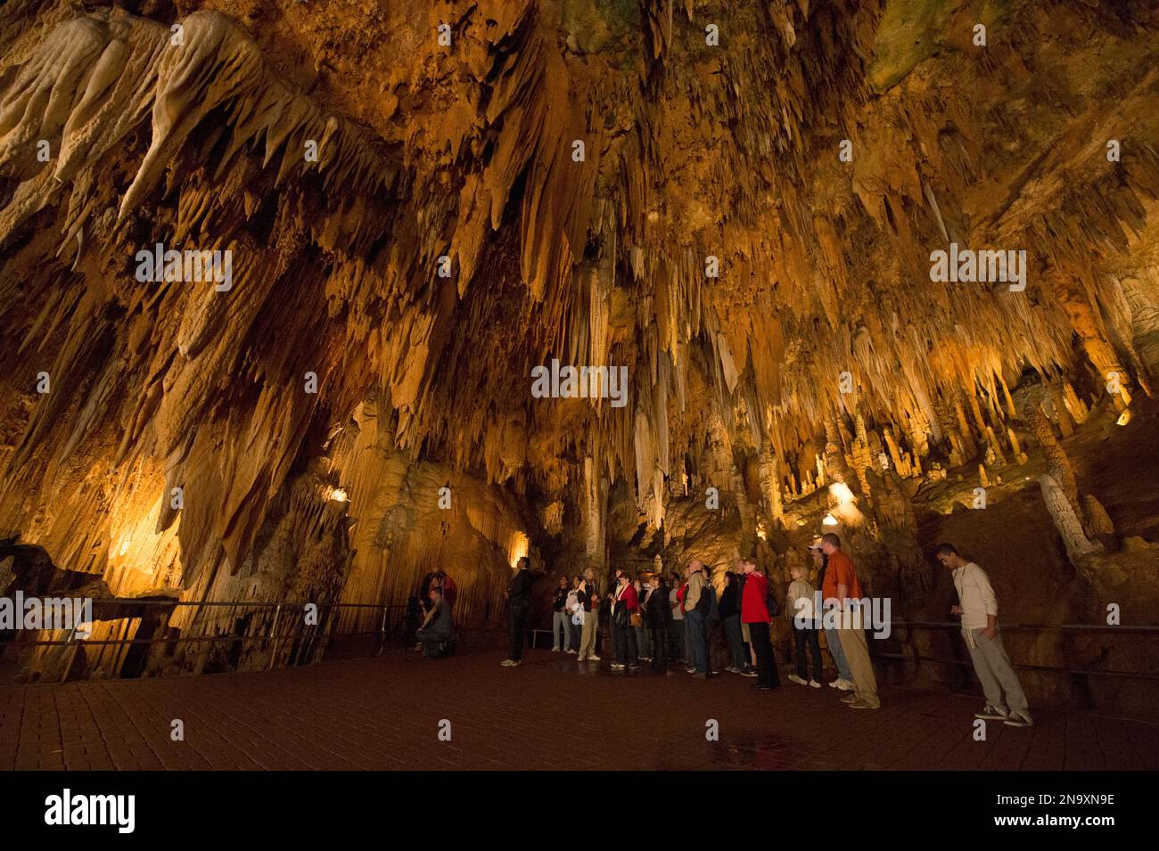 Gruppe von Touristen in Luray Caverns, Luray, Virginia, USA; Luray, Virginia, Vereinigte Staaten von Amerika Stockfoto