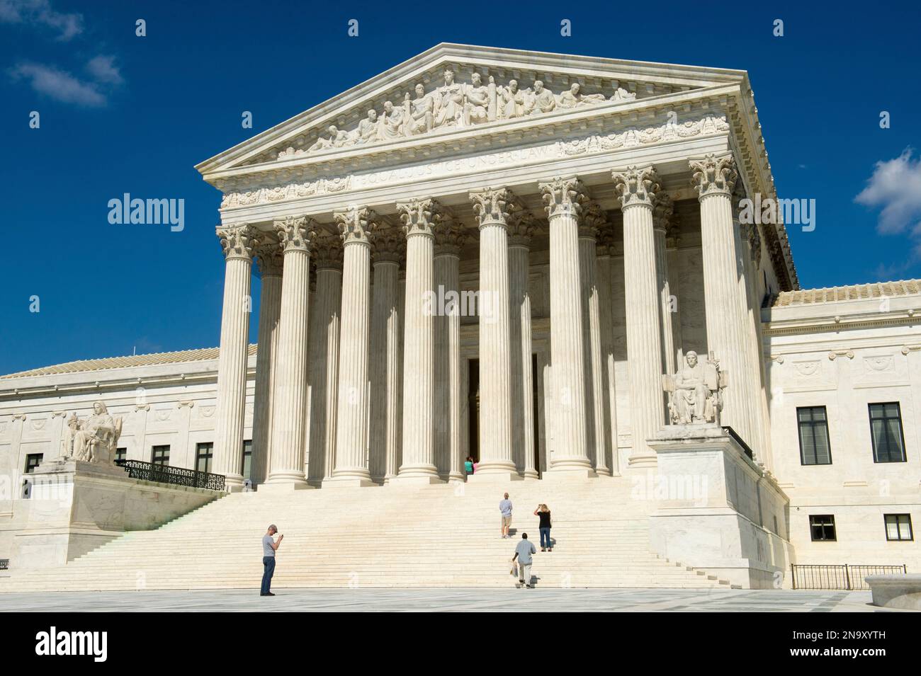 Touristen besuchen das Gebäude des Obersten Gerichtshofs der Vereinigten Staaten; Washington, District of Columbia, Vereinigte Staaten von Amerika Stockfoto